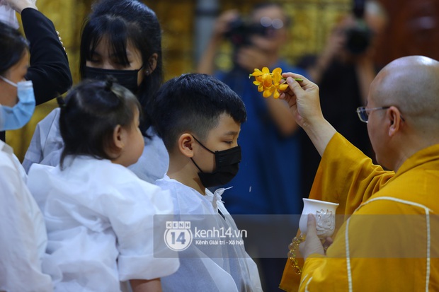 Cập nhật tang lễ NS Vân Quang Long: Lam Trường lặng lẽ đến viếng, rơi nước mắt với hình ảnh các con của cố NS chắp tay cảm ơn từng người - Ảnh 47.