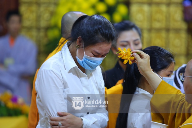Tang lễ NS Vân Quang Long: Lam Trường lặng lẽ đến viếng, rơi nước mắt với hình ảnh các con của cố NS chắp tay cảm ơn từng người - Ảnh 43.
