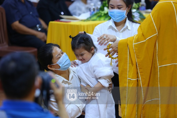 Cập nhật tang lễ NS Vân Quang Long: Lam Trường lặng lẽ đến viếng, rơi nước mắt với hình ảnh các con của cố NS chắp tay cảm ơn từng người - Ảnh 62.