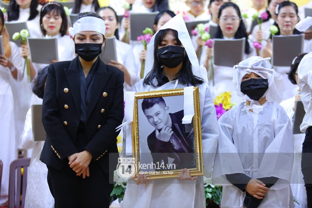 Cập nhật tang lễ NS Vân Quang Long: Lam Trường lặng lẽ đến viếng, rơi nước mắt với hình ảnh các con của cố NS chắp tay cảm ơn từng người - Ảnh 55.