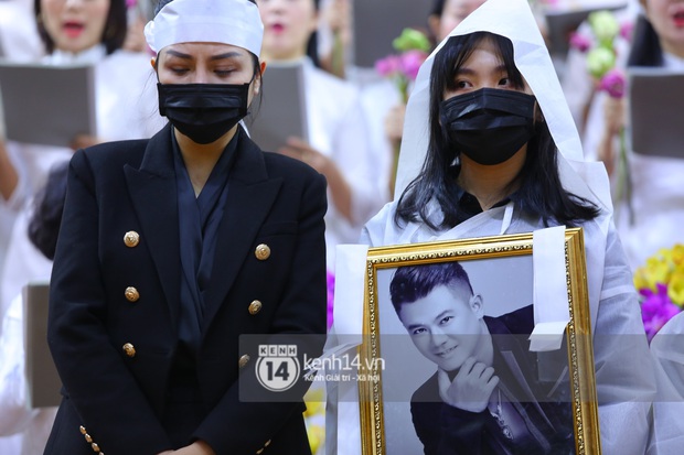 Cập nhật tang lễ NS Vân Quang Long: Lam Trường lặng lẽ đến viếng, rơi nước mắt với hình ảnh các con của cố NS chắp tay cảm ơn từng người - Ảnh 50.