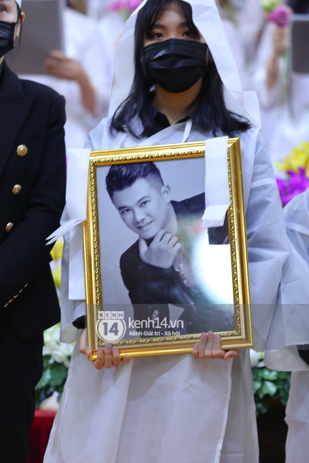Cập nhật tang lễ NS Vân Quang Long: Lam Trường lặng lẽ đến viếng, rơi nước mắt với hình ảnh các con của cố NS chắp tay cảm ơn từng người - Ảnh 56.