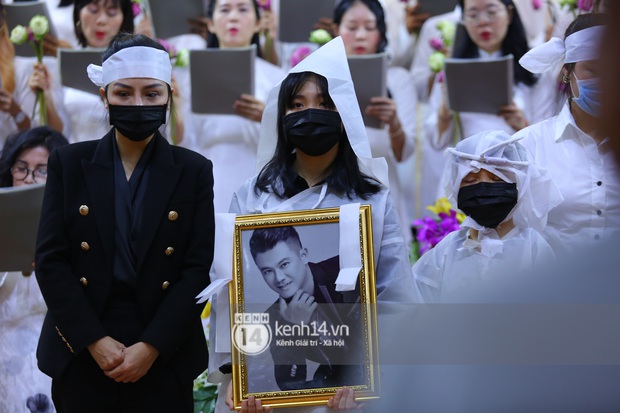 Cập nhật tang lễ NS Vân Quang Long: Lam Trường lặng lẽ đến viếng, rơi nước mắt với hình ảnh các con của cố NS chắp tay cảm ơn từng người - Ảnh 58.
