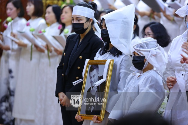 Cập nhật tang lễ NS Vân Quang Long: Lam Trường lặng lẽ đến viếng, rơi nước mắt với hình ảnh các con của cố NS chắp tay cảm ơn từng người - Ảnh 51.