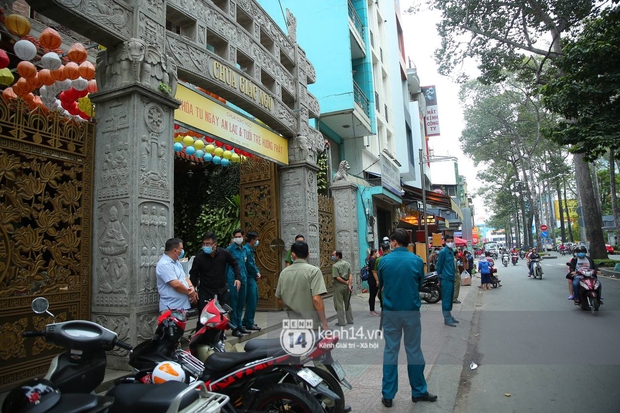 Cập nhật tang lễ NS Vân Quang Long: Lam Trường lặng lẽ đến viếng, rơi nước mắt với hình ảnh các con của cố NS chắp tay cảm ơn từng người - Ảnh 92.