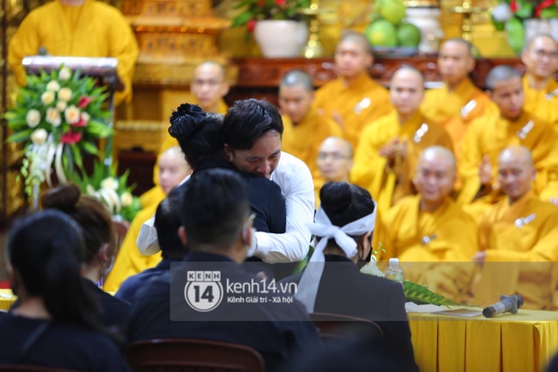Cập nhật tang lễ NS Vân Quang Long: Lam Trường lặng lẽ đến viếng, rơi nước mắt với hình ảnh các con của cố NS chắp tay cảm ơn từng người - Ảnh 23.