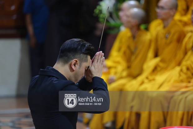 Cập nhật tang lễ NS Vân Quang Long: Lam Trường lặng lẽ đến viếng, rơi nước mắt với hình ảnh các con của cố NS chắp tay cảm ơn từng người - Ảnh 20.