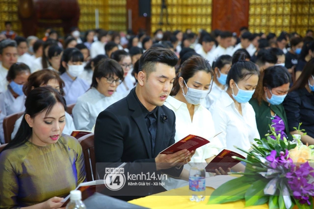 Cập nhật tang lễ NS Vân Quang Long: Lam Trường lặng lẽ đến viếng, rơi nước mắt với hình ảnh các con của cố NS chắp tay cảm ơn từng người - Ảnh 84.