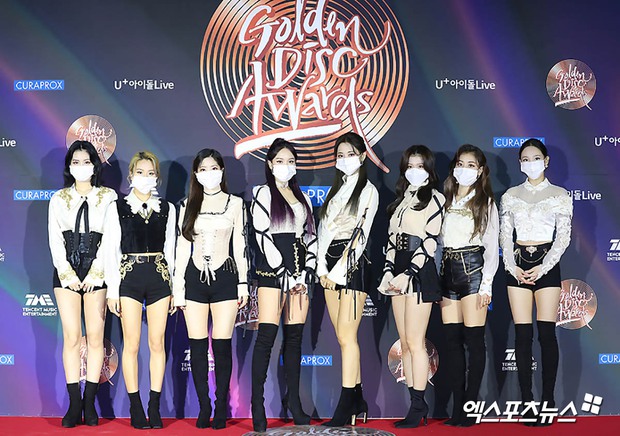 Thảm đỏ Grammy Hàn 2021 ngày 2: GOT7 buồn thiu sau tin tan rã, TWICE khoe chân dài, Jungkook tóc vàng choé bên “em trai BTS” mặc váy - Ảnh 8.