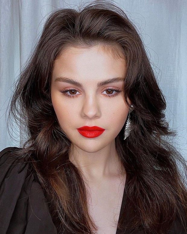 Selena Gomez chứng minh vị thế Nữ hoàng selfie khó ai có thể soán ngôi trong tương lai dài với bức ảnh mới, còn có màu môi cực nổi mà bạn có thể muốn thử đấy - Ảnh 1. Selena Gomez chứng minh vị thế Nữ hoàng selfie khó ai có thể soán ngôi trong tương lai dài với bức ảnh mới, còn có màu môi cực nổi mà bạn có thể muốn thử đấy - Ảnh 1.