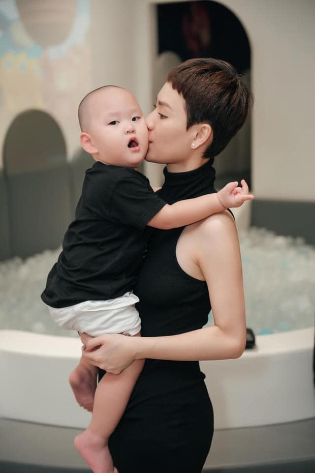 Nhóc tỳ nhà Trà My Idol hơn một tuổi đã được phong thánh Meme: Khóc lóc ăn vạ hay cười toe toét cũng đều gây sốt - Ảnh 8.