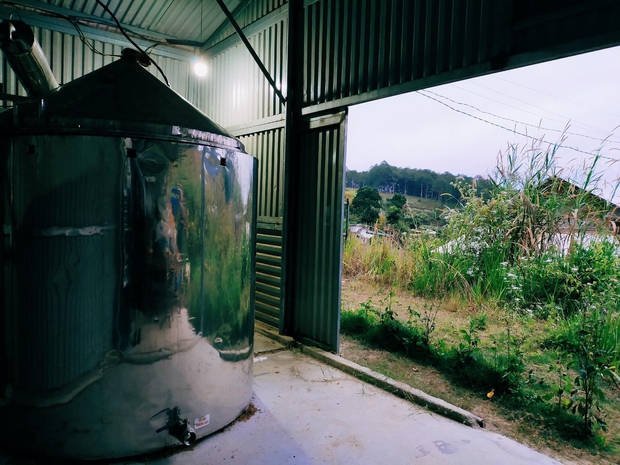 Chàng trai lên Đà Lạt dựng ngôi nhà gỗ xinh xắn, mở nông trại chiết tinh dầu: Nhìn là thấy một bầu trời bình yên - Ảnh 6.