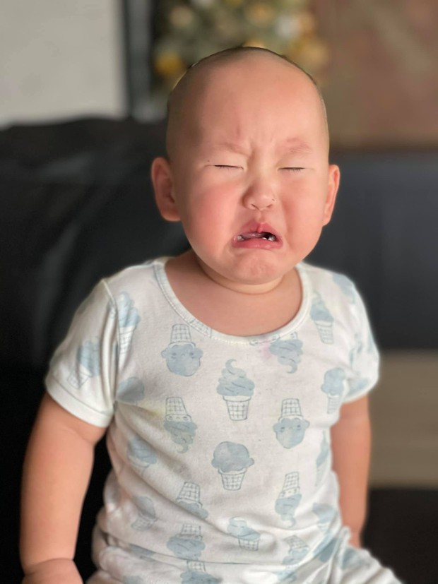 Nhóc tỳ nhà Trà My Idol hơn một tuổi đã được phong thánh Meme: Khóc lóc ăn vạ hay cười toe toét cũng đều gây sốt - Ảnh 2.