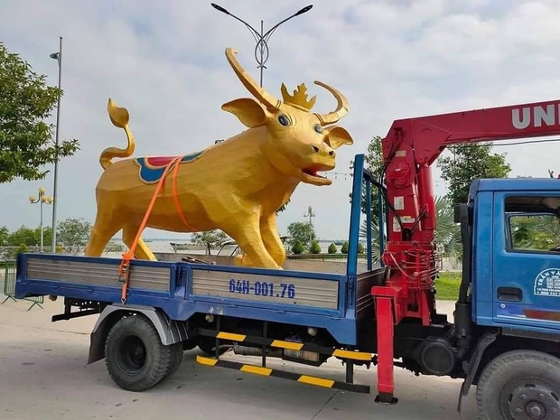 Linh vật trâu vàng đón Tết được chở bằng ô tô ở Long An, biểu cảm hoảng hốt đến hài hước khiến ai cũng phải bật cười - Ảnh 2.