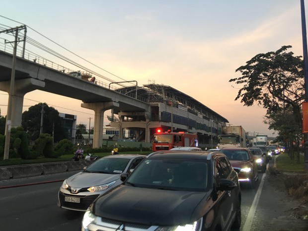 TP.HCM: Xe container nát vụn sau khi bốc cháy như đuốc trên xa lộ Hà Nội - Ảnh 3.