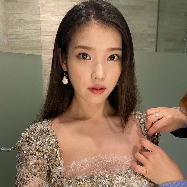Nữ thần Grammy Hàn 2021 gọi tên IU: Diện 4 bộ đồ chiếm trọn spotlight, ảnh hậu trường khoe visual triệu người mê đắm - Ảnh 13.