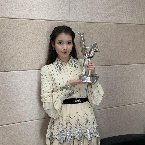 Nữ thần Grammy Hàn 2021 gọi tên IU: Diện 4 bộ đồ chiếm trọn spotlight, ảnh hậu trường khoe visual triệu người mê đắm - Ảnh 16.