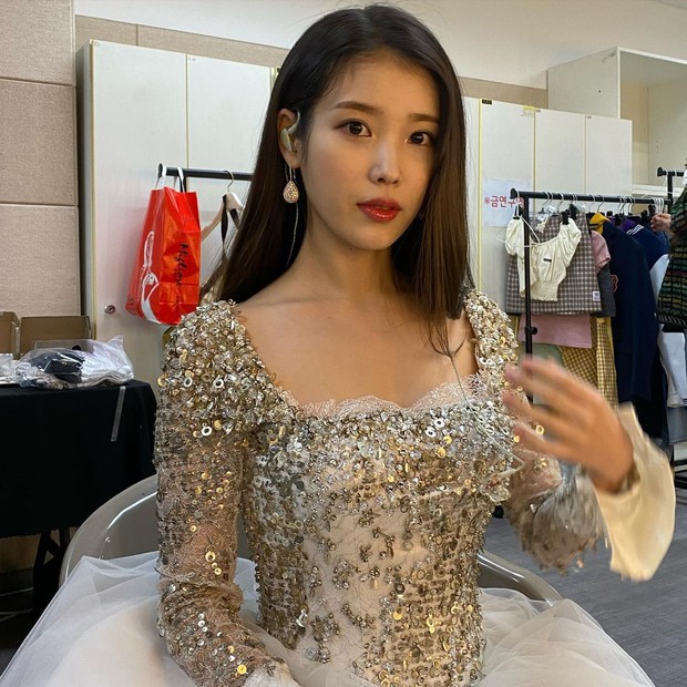 Nữ thần Grammy Hàn 2021 gọi tên IU: Diện 4 bộ đồ chiếm trọn spotlight, ảnh hậu trường khoe visual triệu người mê đắm - Ảnh 14.