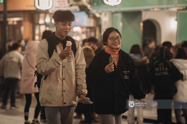 Chùm ảnh: Nhìn thôi cũng rùng mình trước cảnh dân tình rủ nhau đi ăn kem dù Hà Nội tiếp tục hạ xuống 8 độ C - Ảnh 2.