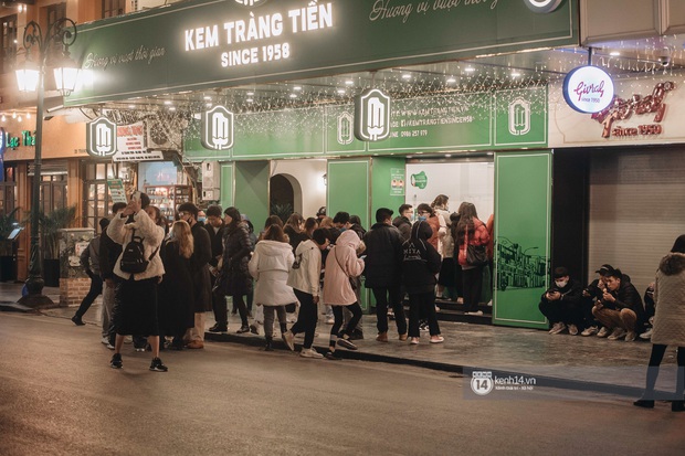 Chùm ảnh: Nhìn thôi cũng rùng mình trước cảnh dân tình rủ nhau đi ăn kem dù Hà Nội tiếp tục hạ xuống 8 độ C - Ảnh 3.