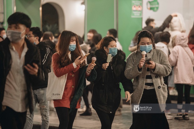 Chùm ảnh: Nhìn thôi cũng rùng mình trước cảnh dân tình rủ nhau đi ăn kem dù Hà Nội tiếp tục hạ xuống 8 độ C - Ảnh 4.