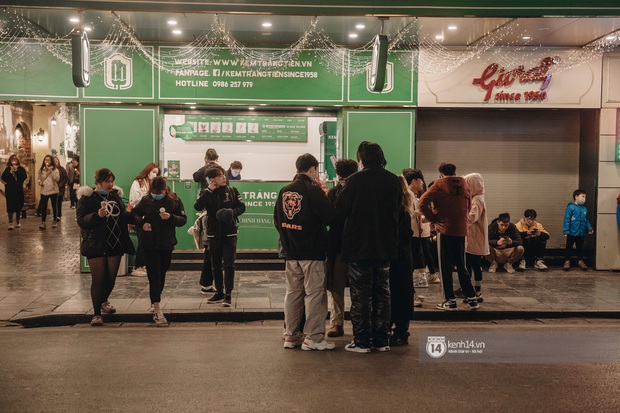 Chùm ảnh: Nhìn thôi cũng rùng mình trước cảnh dân tình rủ nhau đi ăn kem dù Hà Nội tiếp tục hạ xuống 8 độ C - Ảnh 6.