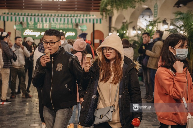 Chùm ảnh: Nhìn thôi cũng rùng mình trước cảnh dân tình rủ nhau đi ăn kem dù Hà Nội tiếp tục hạ xuống 8 độ C - Ảnh 7.