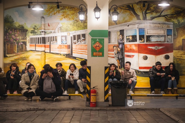 Chùm ảnh: Nhìn thôi cũng rùng mình trước cảnh dân tình rủ nhau đi ăn kem dù Hà Nội tiếp tục hạ xuống 8 độ C - Ảnh 8.