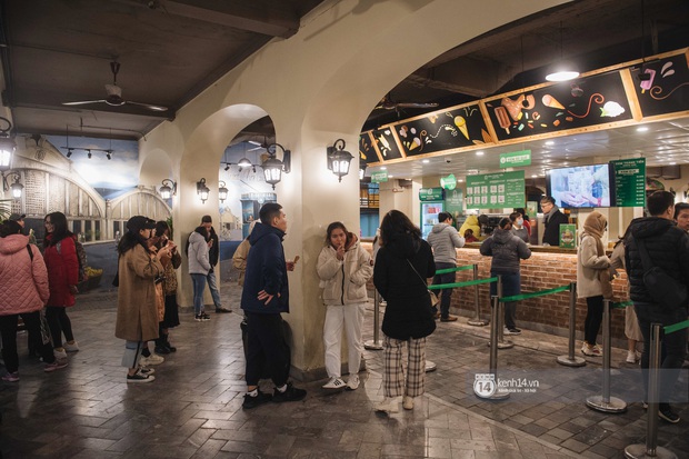 Chùm ảnh: Nhìn thôi cũng rùng mình trước cảnh dân tình rủ nhau đi ăn kem dù Hà Nội tiếp tục hạ xuống 8 độ C - Ảnh 9.