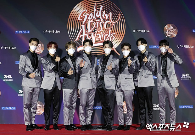 Thảm đỏ Grammy Hàn 2021 ngày 2: GOT7 buồn thiu sau tin tan rã, TWICE khoe chân dài, Jungkook tóc vàng choé bên “em trai BTS” mặc váy - Ảnh 13.