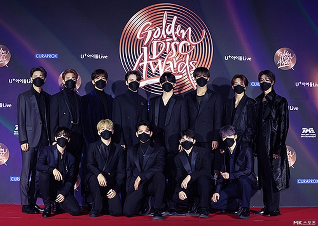 Thảm đỏ Grammy Hàn 2021 ngày 2: GOT7 buồn thiu sau tin tan rã, TWICE khoe chân dài, Jungkook tóc vàng choé bên “em trai BTS” mặc váy - Ảnh 12.