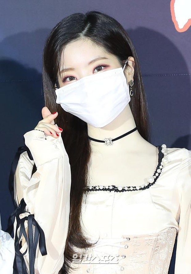 Thảm đỏ Grammy Hàn 2021 ngày 2: GOT7 buồn thiu sau tin tan rã, TWICE khoe chân dài, Jungkook tóc vàng choé bên “em trai BTS” mặc váy - Ảnh 11.