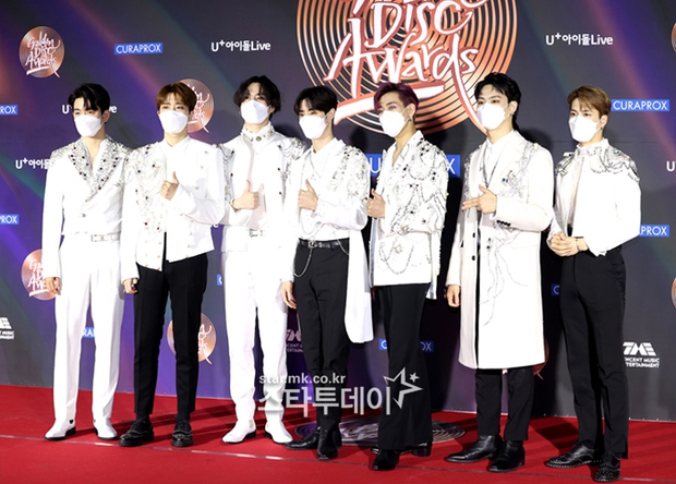 Thảm đỏ Grammy Hàn 2021 ngày 2: GOT7 buồn thiu sau tin tan rã, TWICE khoe chân dài, Jungkook tóc vàng choé bên “em trai BTS” mặc váy - Ảnh 2.