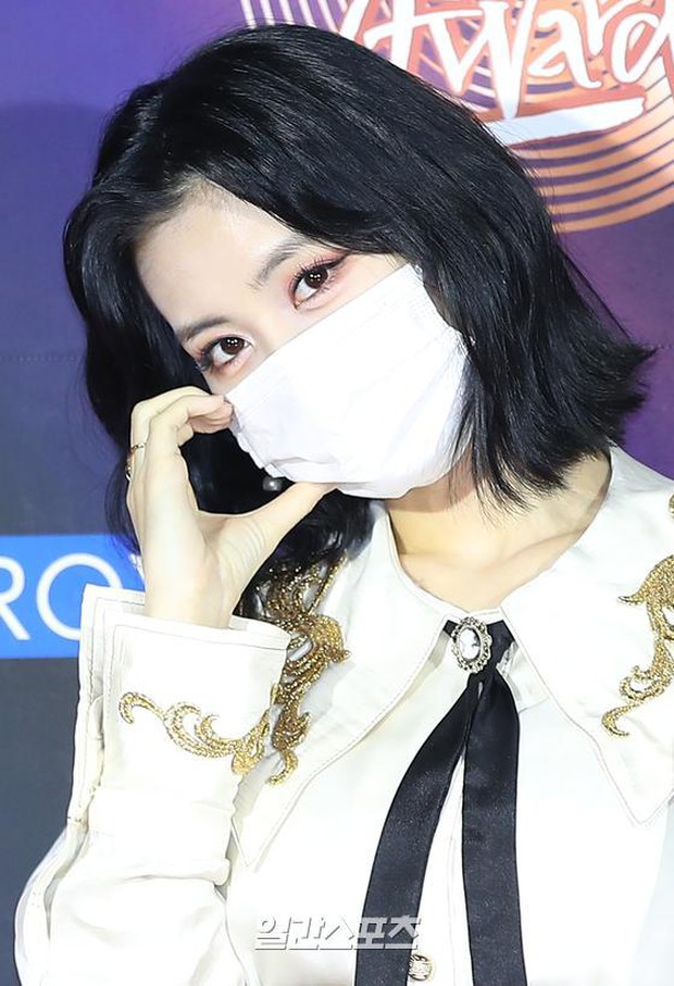 Thảm đỏ Grammy Hàn 2021 ngày 2: GOT7 buồn thiu sau tin tan rã, TWICE khoe chân dài, Jungkook tóc vàng choé bên “em trai BTS” mặc váy - Ảnh 10.