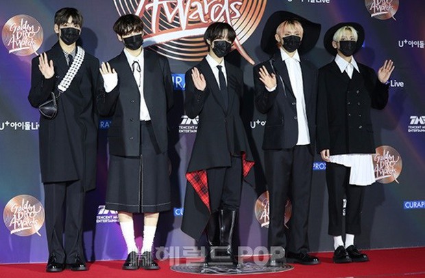 Thảm đỏ Grammy Hàn 2021 ngày 2: GOT7 buồn thiu sau tin tan rã, TWICE khoe chân dài, Jungkook tóc vàng choé bên “em trai BTS” mặc váy - Ảnh 14.