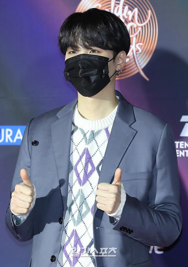 Thảm đỏ Grammy Hàn 2021 ngày 2: GOT7 buồn thiu sau tin tan rã, TWICE khoe chân dài, Jungkook tóc vàng choé bên “em trai BTS” mặc váy - Ảnh 6.