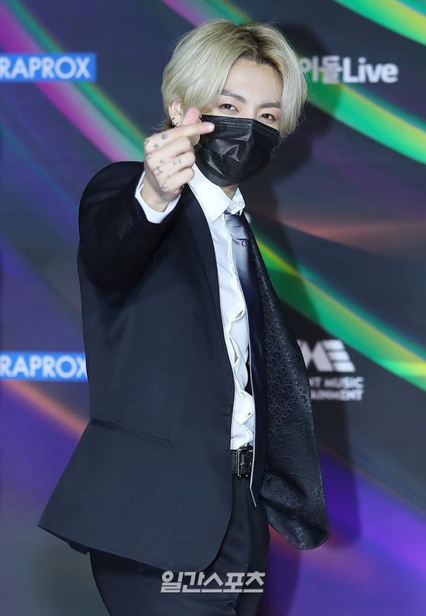 Thảm đỏ Grammy Hàn 2021 ngày 2: GOT7 buồn thiu sau tin tan rã, TWICE khoe chân dài, Jungkook tóc vàng choé bên “em trai BTS” mặc váy - Ảnh 7.