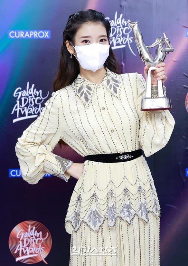 Nữ thần Grammy Hàn 2021 gọi tên IU: Diện 4 bộ đồ chiếm trọn spotlight, ảnh hậu trường khoe visual triệu người mê đắm - Ảnh 8.
