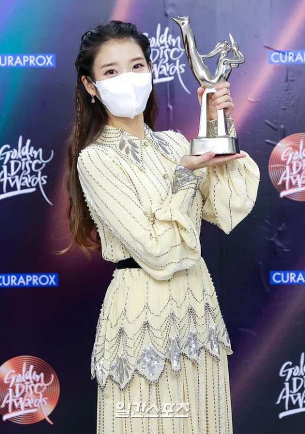 Nữ thần Grammy Hàn 2021 gọi tên IU: Diện 4 bộ đồ chiếm trọn spotlight, ảnh hậu trường khoe visual triệu người mê đắm - Ảnh 9.