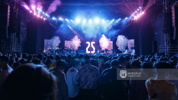 Hoàng Dũng hát live quá đỉnh khiến Bùi Anh Tuấn quẩy quăng luôn lightstick, fan mê mẩn nhưng chưa đã vì còn thiếu 1 bài chưa diễn? - Ảnh 1. Hoàng Dũng hát live quá đỉnh khiến Bùi Anh Tuấn quẩy quăng luôn lightstick, fan mê mẩn nhưng chưa đã vì còn thiếu 1 bài chưa diễn? - Ảnh 1.