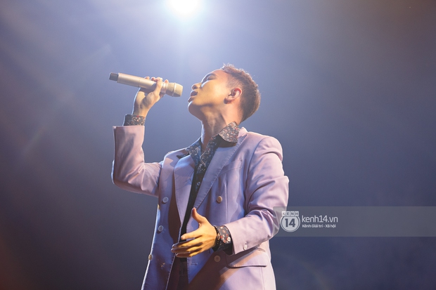 Hoàng Dũng hát live quá đỉnh khiến Bùi Anh Tuấn quẩy quăng luôn lightstick, fan mê mẩn nhưng chưa đã vì còn thiếu 1 bài chưa diễn? - Ảnh 4. Hoàng Dũng hát live quá đỉnh khiến Bùi Anh Tuấn quẩy quăng luôn lightstick, fan mê mẩn nhưng chưa đã vì còn thiếu 1 bài chưa diễn? - Ảnh 4.