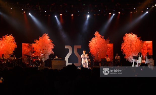 Hoàng Dũng hát live quá đỉnh khiến Bùi Anh Tuấn quẩy quăng luôn lightstick, fan mê mẩn nhưng chưa đã vì còn thiếu 1 bài chưa diễn? - Ảnh 3. Hoàng Dũng hát live quá đỉnh khiến Bùi Anh Tuấn quẩy quăng luôn lightstick, fan mê mẩn nhưng chưa đã vì còn thiếu 1 bài chưa diễn? - Ảnh 3.