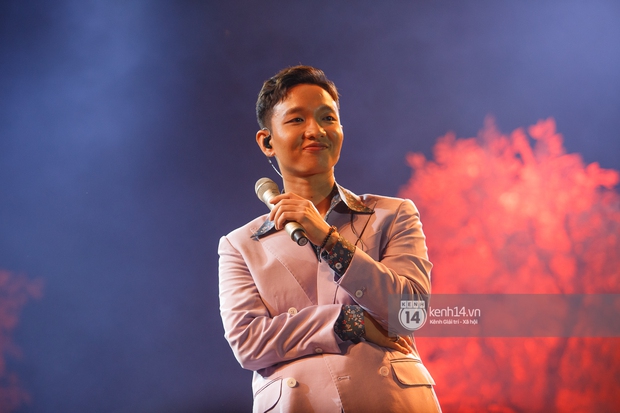 Hoàng Dũng hát live quá đỉnh khiến Bùi Anh Tuấn quẩy quăng luôn lightstick, fan mê mẩn nhưng chưa đã vì còn thiếu 1 bài chưa diễn? - Ảnh 2. Hoàng Dũng hát live quá đỉnh khiến Bùi Anh Tuấn quẩy quăng luôn lightstick, fan mê mẩn nhưng chưa đã vì còn thiếu 1 bài chưa diễn? - Ảnh 2.