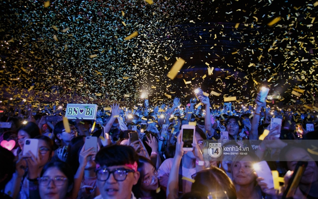 Hoàng Dũng hát live quá đỉnh khiến Bùi Anh Tuấn quẩy quăng luôn lightstick, fan mê mẩn nhưng chưa đã vì còn thiếu 1 bài chưa diễn? - Ảnh 21. Hoàng Dũng hát live quá đỉnh khiến Bùi Anh Tuấn quẩy quăng luôn lightstick, fan mê mẩn nhưng chưa đã vì còn thiếu 1 bài chưa diễn? - Ảnh 21.