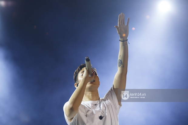 Hoàng Dũng hát live quá đỉnh khiến Bùi Anh Tuấn quẩy quăng luôn lightstick, fan mê mẩn nhưng chưa đã vì còn thiếu 1 bài chưa diễn? - Ảnh 20. Hoàng Dũng hát live quá đỉnh khiến Bùi Anh Tuấn quẩy quăng luôn lightstick, fan mê mẩn nhưng chưa đã vì còn thiếu 1 bài chưa diễn? - Ảnh 20.
