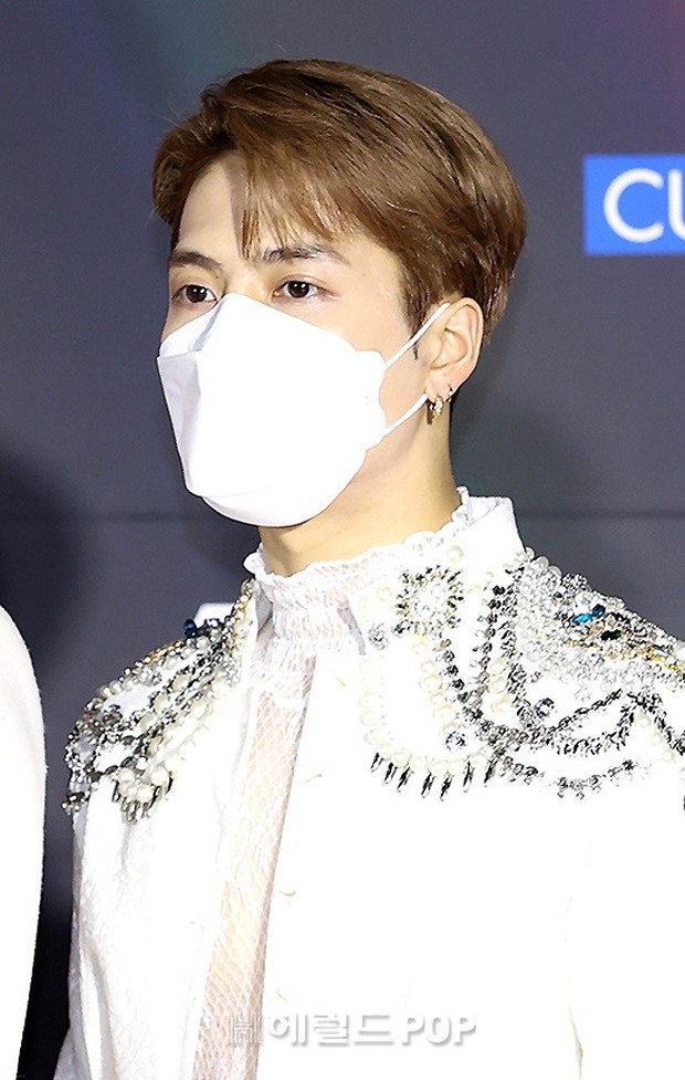 Thảm đỏ Grammy Hàn 2021 ngày 2: GOT7 buồn thiu sau tin tan rã, TWICE khoe chân dài, Jungkook tóc vàng choé bên “em trai BTS” mặc váy - Ảnh 3.