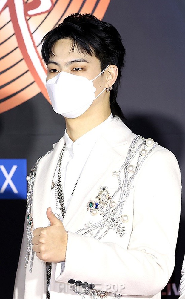 Thảm đỏ Grammy Hàn 2021 ngày 2: GOT7 buồn thiu sau tin tan rã, TWICE khoe chân dài, Jungkook tóc vàng choé bên “em trai BTS” mặc váy - Ảnh 4.