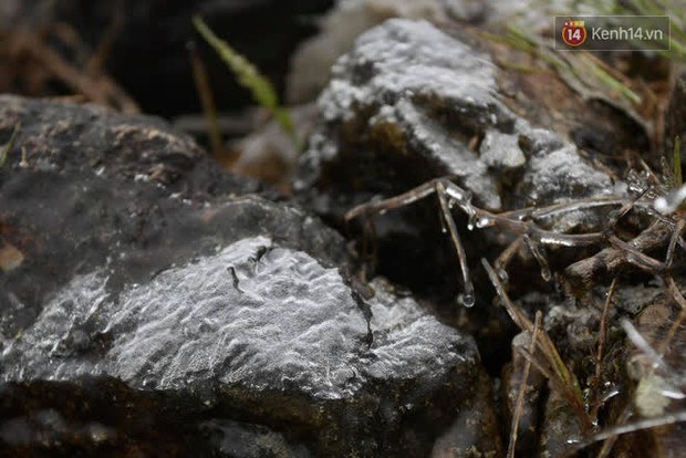 Du khách đổ lên đỉnh Ô Quy Hồ ngắm băng khi nhiệt độ đang là -1 độ C - Ảnh 1.