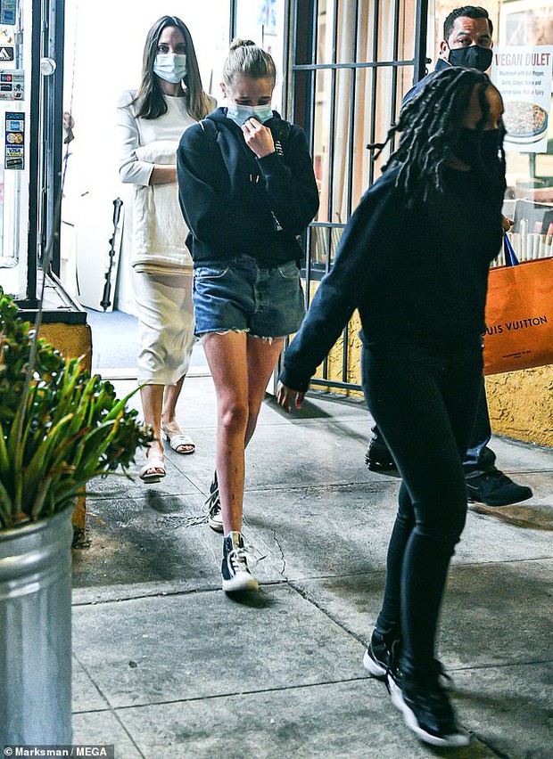 Ái nữ 14 tuổi nhà Angelina Jolie gây sốt vì chiều cao vượt trội, khoe chân dài tít tắp khi cùng mẹ dạo phố - Ảnh 10.