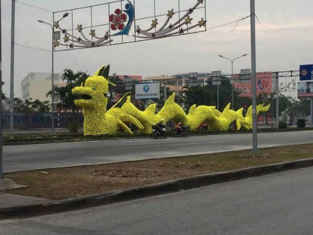 Linh vật trâu vàng đón Tết được chở bằng ô tô ở Long An, biểu cảm hoảng hốt đến hài hước khiến ai cũng phải bật cười - Ảnh 3.